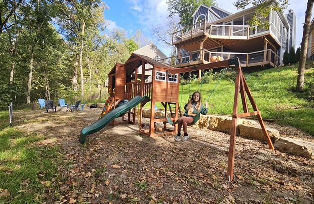 Charming 4-bedroom house w/Hot tub/Arcade games/WiFi/firepit and more