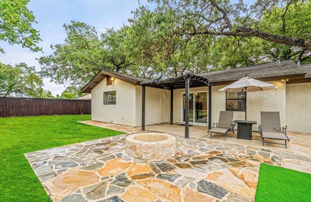 Charming! 4 beds, 2 bath, Hot tub and fitness rooms, Sleeps 13