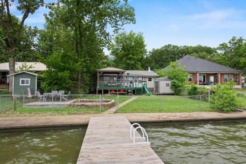 Charming 4BR Lakefront Getaway