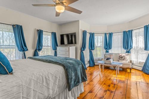 Charming 4BR Victorian Mystic Downtown