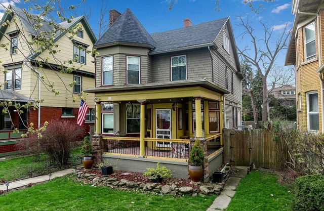 Charming 5 BR Grand Victorian Family Home King Suite Walk to Falls Game-Room