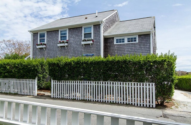 Charming 5 BR house 12min walk to town & 5 min. to Francis beach,