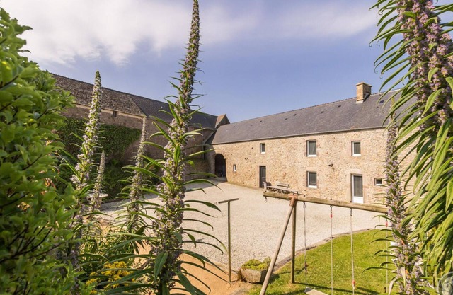 Charming 5-BR House with Sea Views, Garden, Wi-Fi, and Close to Beach in La Hague!