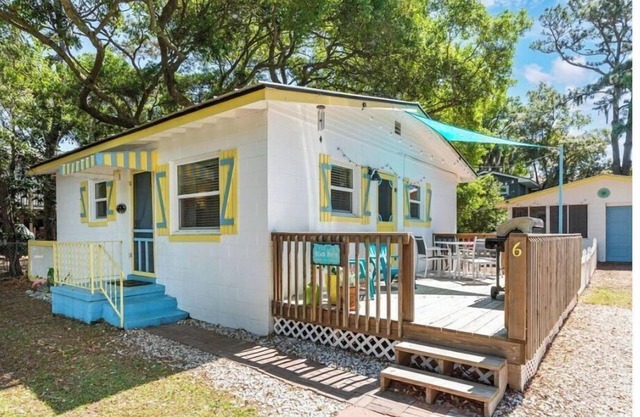 Charming, 50's Era Beach Cottage. Pet Friendly. Fenced Yard. Hot Tub.
