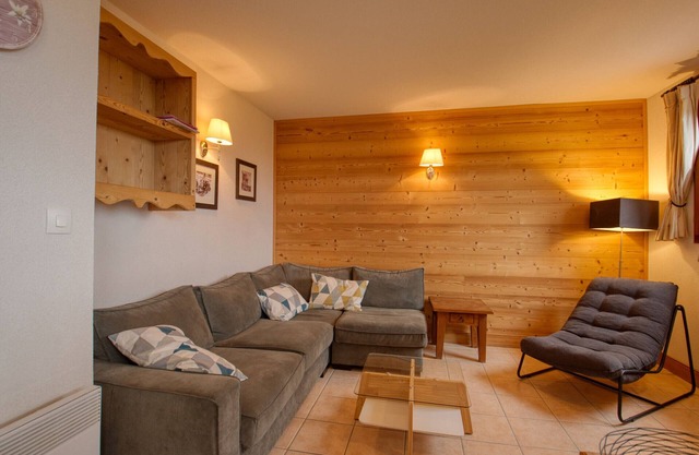 Charming 6-7 pers. apt at the foot of the slopes with balcony and parking in Morillon 1100