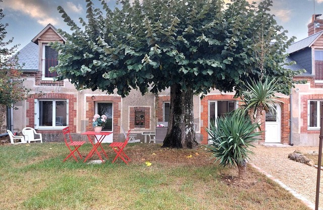 Charming 6-Person Cottage with Modern Amenities in Saint-Christophe, Near Historic Sites