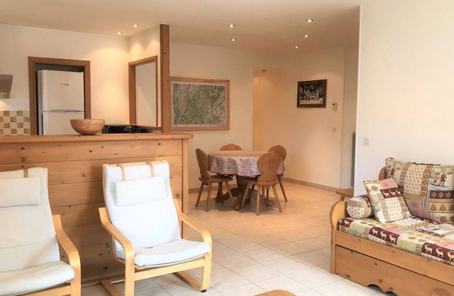 Charming 66m² Apartment, 2 Bedrooms, 5 Guests, Downtown Beaufort, WiFi, Near Ski & Hikes