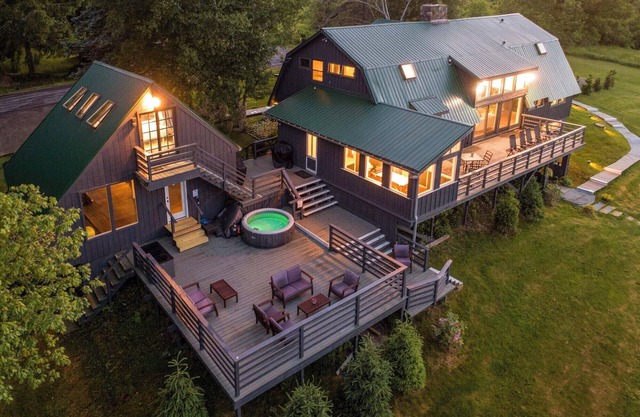 Charming 9br/8.5 bath, Sleeps 19, WiFi, Fitness Room w/Beautiful Views!