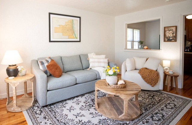 Charming Albany 1-BR Apt with beautiful patio to enjoy and off street parking