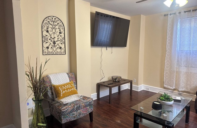 Charming and Cozy 3-bedroom Row Home - Ideal for Students, Travelers & Families!