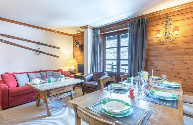 Charming and Elegant Apartment in Old Village, Close to Slopes