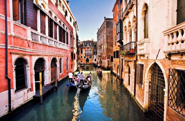 Charming and Elegant Venetian Retreat with Rooftop Viewsn