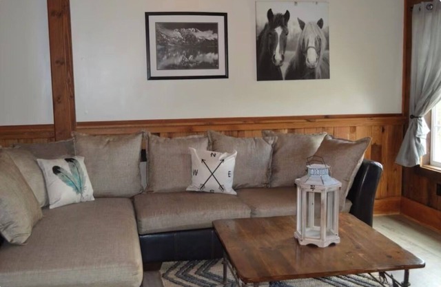Charming and private 3-bedroom cottage in Danbury with WiFi, fitness room, AC