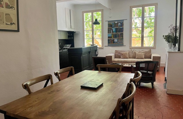 Charming and spacious 3 rooms of 83 m2 in the heart of the historic center of Aix