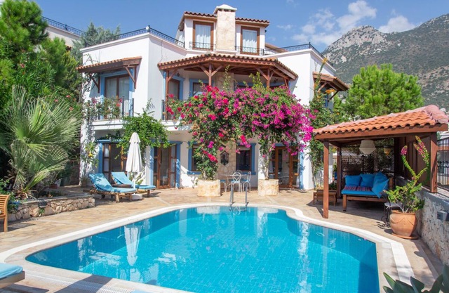 Charming and Spacious Villa Kismet - secluded central location, private pool