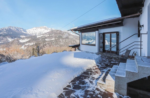 Charming Apartment “Berghanghäusl” with Mountain View, Wi-Fi & Terrace