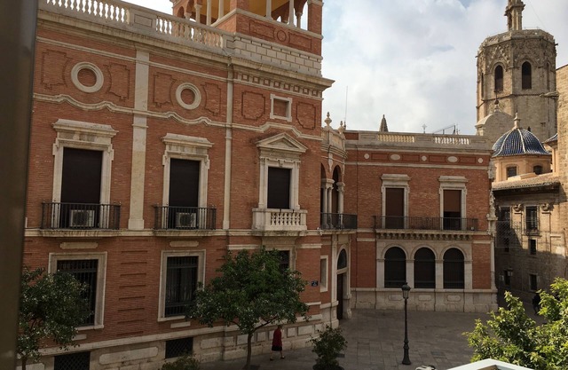 Charming apartment in the center of Valencia with views of the Cathedral.