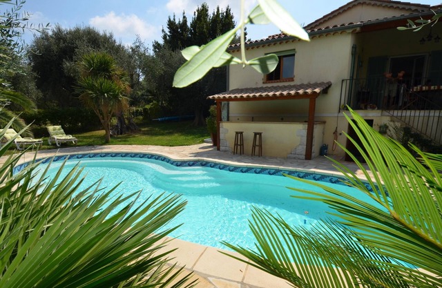 Charming apartment in Côte d'Azur villa, private garden and large pool.