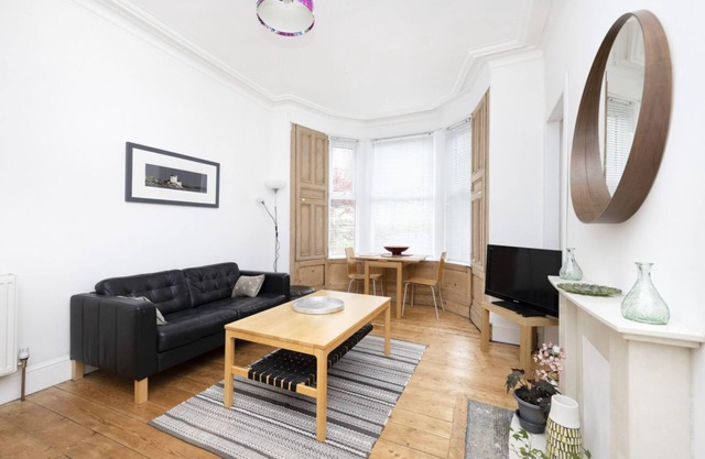 Charming Apartment near Leith Links with Patio