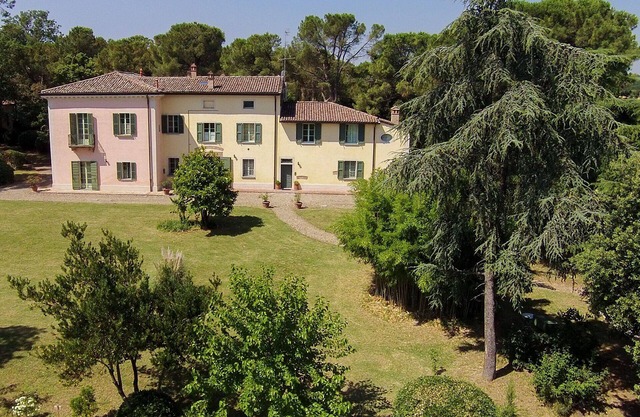 Charming apartment "Natalia" in historical Villa Calanco on the hills of Dozza
