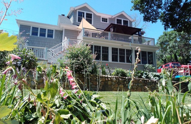 Charming apartment overlooking private gardens, walk to downtown Mystic