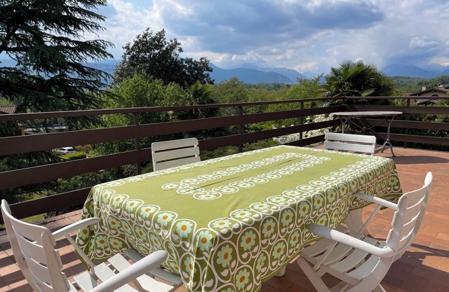Charming apartment with lake view and garden just 3 minutes from the lake