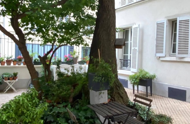 Charming apt Eiffel Tower