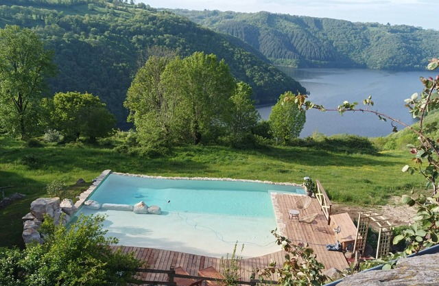 Charming atypical lakeside cottage