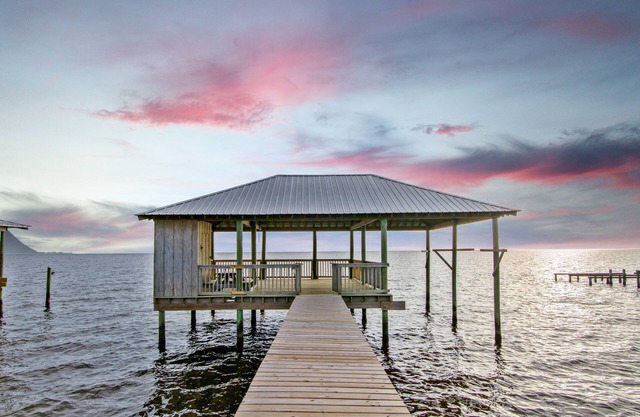 Charming Bayfront Getaway - Private Pier