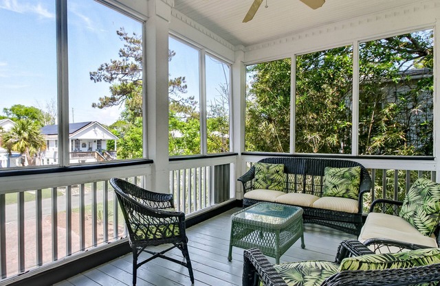 Charming Beach Cottage, Heated Pool Access