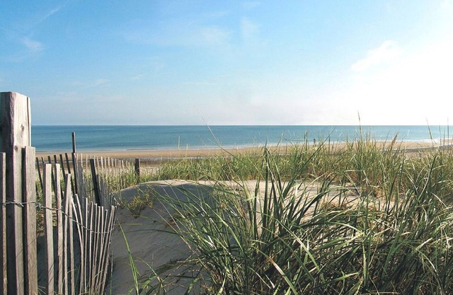 Charming Beach House ~ Beautifully Updated & Immaculate. Walk to Sandy Beaches