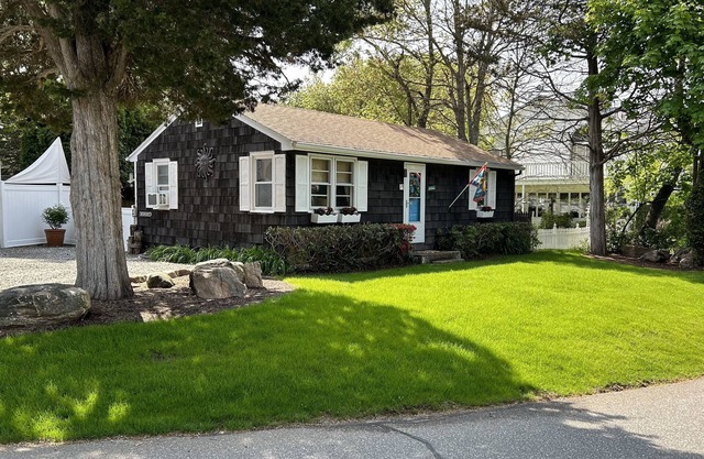 Charming Beach House With Totally Private Backyard - 500 Ft. From Private Beach