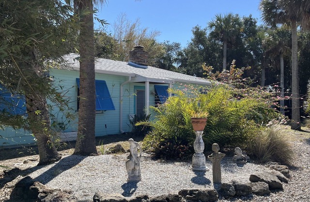 Charming Beachside Cottage in New Smyrna Beach