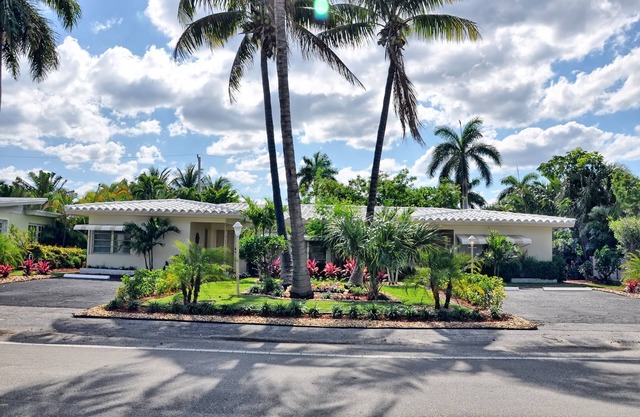 Charming Beach Villa w/Pool, Walk to Beach in Fort Lauderdale (Sleeps 6)