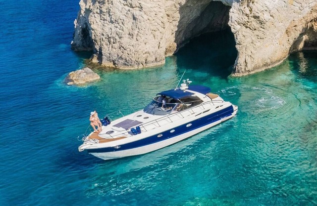 Charming boat with 2 bedrooms and AC, WiFi in marvelous Sant Adrià de Besòs