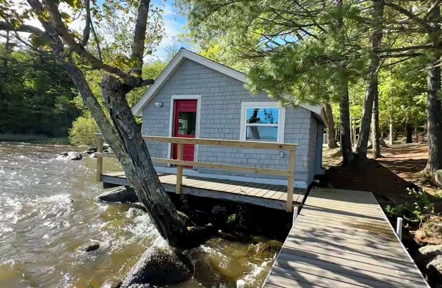 Charming, Boathouse Studio on Toddy Pond with the best sunrise views & water fun