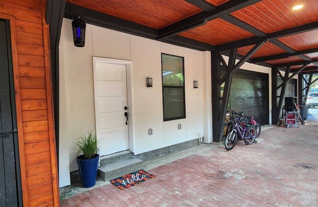 Charming, BRAND NEW, complete guest house 2/1 w, Full kitchen, laundry, & living