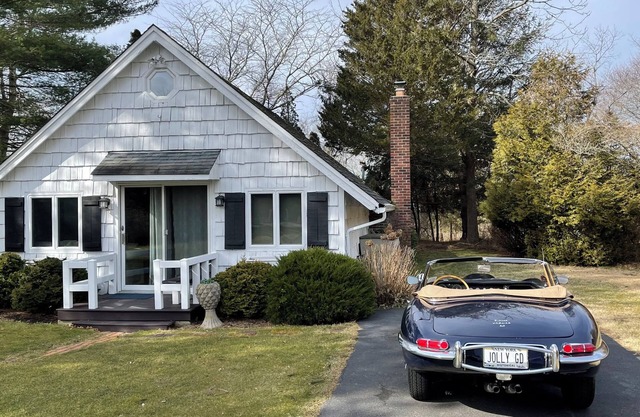 Charming Bridgehampton cottage on 4.5 acre Estate