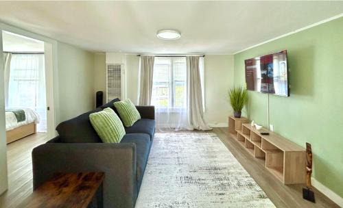 Charming & Bright Gem Prime Location Street Parking with AC