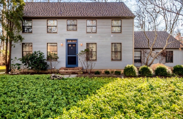 Charming bright getaway in Hampton's Saltonbox home