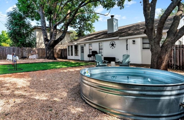 Charming & Bright W/Lounging Pool