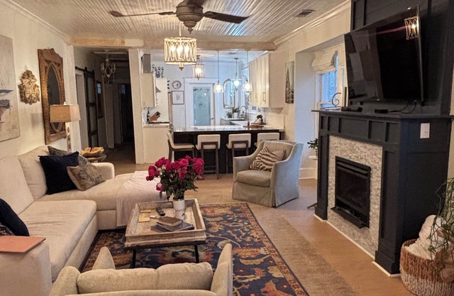 Charming Bungalow, convenience of downtown, yet a tranquil quiet neighborhood