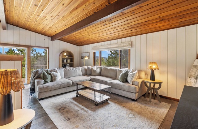 Charming Cabin, Endless Views