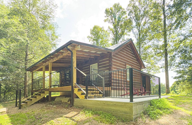 Charming Cabin. Located between New River Gorge and Summersville Lake