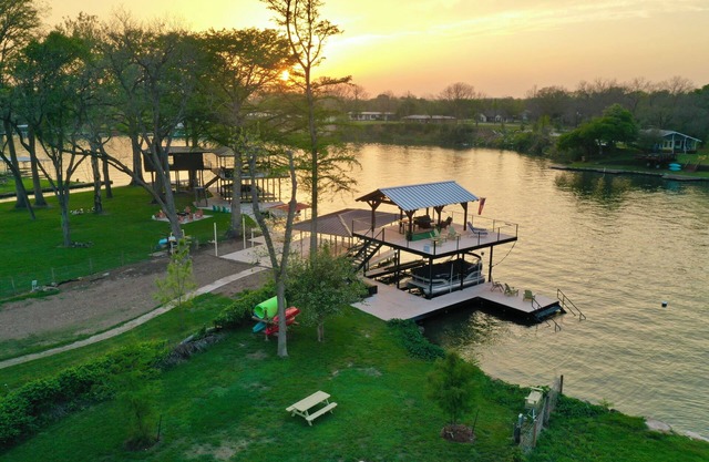 Charming cabin on Lake Dunlap