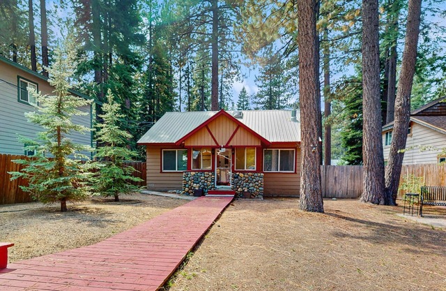 Charming Cabin Close to Restaurants, Shops, Ski Resort, Lake
