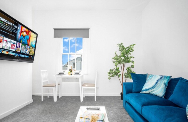 Charming Canal Side Apartment - Parking