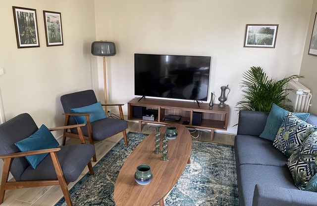 Charming Central T3 with Garden, Near Thermal Baths, WiFi, Parking, BBQ