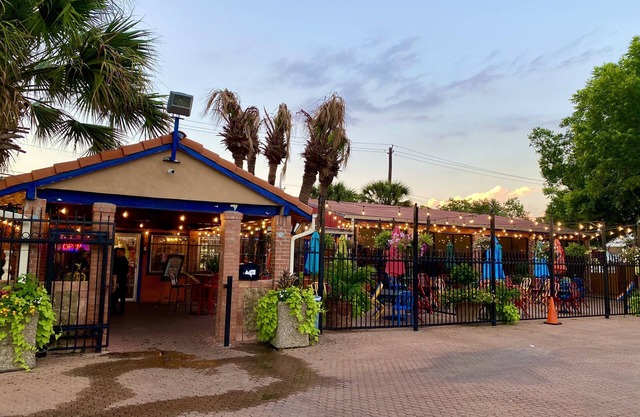 Charming Central HTX Cottage with spacious yard. "PET FRIENDLY!"