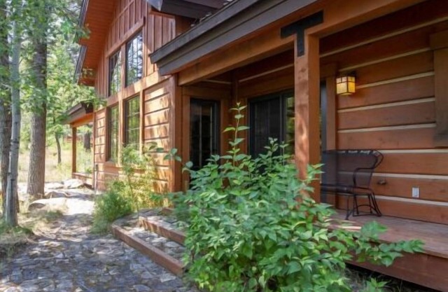 Charming Chalet |Soaking Tub and Wood Fireplace